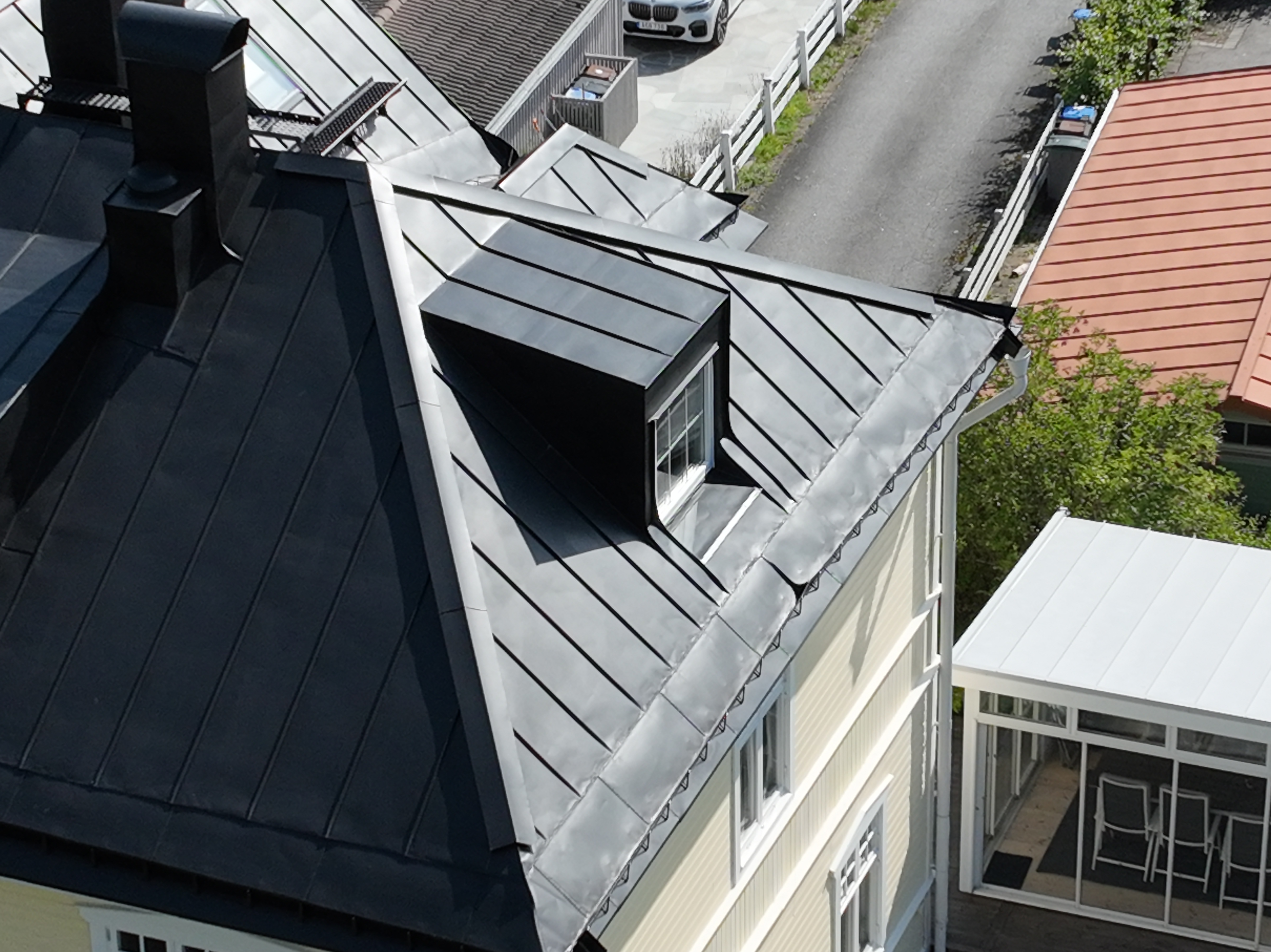 Bandtäckning — drönarfoto av plåttak med falsad plåt